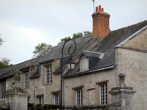 Meung-sur-Loire - Lantaarnpaal en huizen in de stad