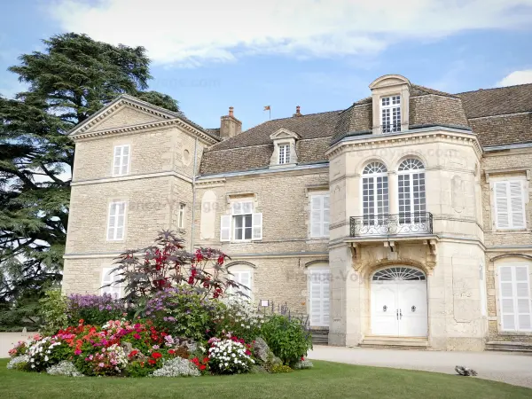 Meursault - Château de Meursault und sein Garten mit Blumenbeeten