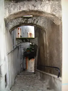 De middeleeuwse stad van Conflans - Bogen van een smalle straat schuin