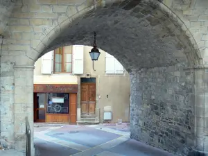 Millau - Porte Saint-Antoine et façade de la vieille ville