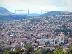 Millau - Vista de los tejados de la ciudad y Millau viaducto, en el Parque Natural Regional de Causses