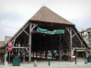 Milly-la-Forêt - Wooden covered market hall