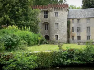 Milly-la-Forêt - Château de la Bonde surrounded by greenery