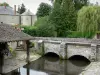 Milly-la-Fôret - Steinbrücke überspannend den Fluss, Waschhaus Bonde geschmückt mit Blumen, Bäume und Schloss Bonde