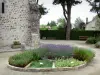 Milly-la-Fôret - Pflanzen des Heilpflanzen-Gartens und Teil der Kapelle Saint-Blaise-des-Simples