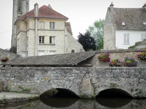 Milly-la-Forêt - Puente de piedra sobre el río, la torre de lavado de Bonde de la Iglesia de Nuestra Señora de la Asunción de las casas y el pueblo