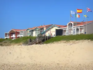 Mimizan-Plage - Plage de sable, drapeaux et façades du front de mer de la station balnéaire