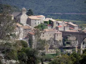 Minerve - Kirche und Häuser des Dorfes gestellt auf einen Felsvorsprung, Brücke
und Bäume, im Regionalen Naturpark des Haut-Languedoc