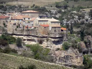 Minerve - Häuser des Dorfes gestellt auf einen Felsvorsprung, Felder und Felswände, im Regionalen Naturpark des Haut-Languedoc