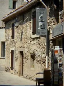 Minerve - Ladenschild einer Boutique und Häuser des Dorfes
