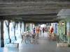 Mirepoix - Mittelalterliche Bastide: Strassencafé unter den hölzernen Galerien des zentralen Platzes