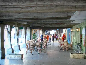 Mirepoix - La ciudad medieval: terraza de un café cubiertos por la plaza central