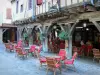 Mirepoix - La ciudad medieval: terraza de la cafetería y galería de madera de la plaza central (encubierto)