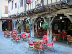 Mirepoix - La ciudad medieval: terraza de la cafetería y galería de madera de la plaza central (encubierto)