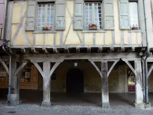 Mirepoix - Medieval fortificada con entramado de madera en la galería de madera de la plaza central (encubierto)