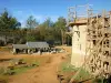 Die mittelalterliche Baustelle von Guédelon - Mittelalterliche Burgbauprojekt Guédelon: Turm der im Bau befindlichen mittelalterlichen Burg im Herzen des Waldes von Guédelon in Puisaye