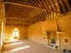 Die mittelalterliche Baustelle von Guédelon - Mittelalterliche Burgbauprojekt Guédelon: Inneres des herrschaftlichen Wohnhauses: Große Halle des Wohnhauses