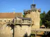 Die mittelalterliche Baustelle von Guédelon - Mittelalterliche Burgbauprojekt Guédelon: Herrenhaus und mittelalterliche Türme der im Bau befindlichen Burg