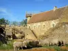 Die mittelalterliche Baustelle von Guédelon - Mittelalterliche Burgbauprojekt Guédelon: Schafe auf dem Gelände der im Bau befindlichen mittelalterlichen Burg