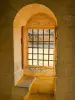 Die mittelalterliche Baustelle von Guédelon - Mittelalterliche Burgbauprojekt Guédelon: Inneres des herrschaftlichen Wohnhauses: Fenster mit Kissen