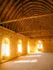 Die mittelalterliche Baustelle von Guédelon - Mittelalterliche Burgbauprojekt Guédelon: Inneres des herrschaftlichen Wohnhauses: Große Halle des Wohnhauses