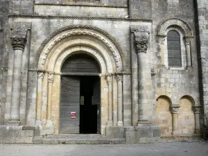 Moirax church - Old Cluniac priory: portal of the Notre-Dame church