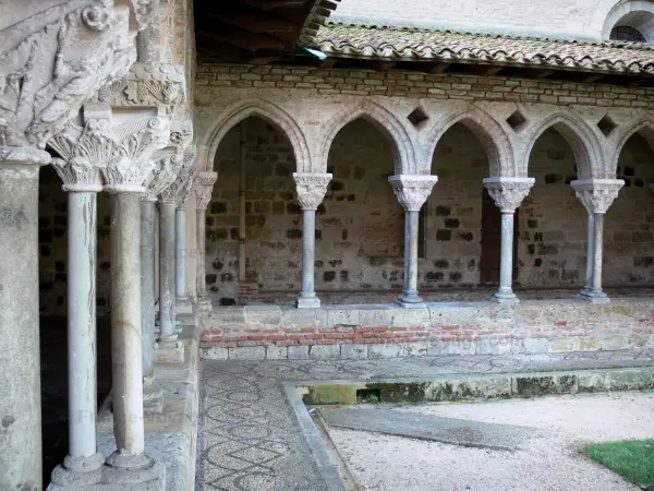 Moissac abbey - Saint-Pierre de Moissac abbey: Romanesque cloister and its columns with sculpted capitals 