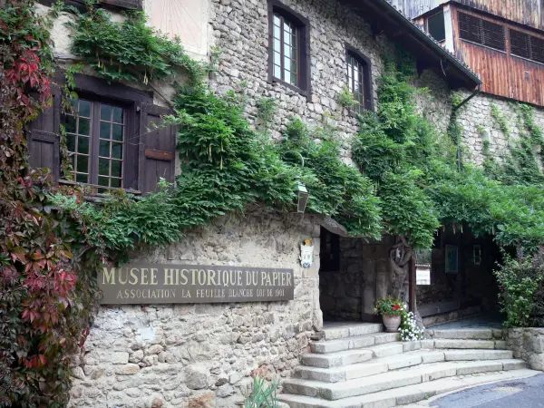 Molino Richard de Bas - El emplazamiento de la fábrica de papel: los edificios de piedra que albergan el museo histórico de papel en la ciudad de Ambert en el Parque Natural Regional Livradois