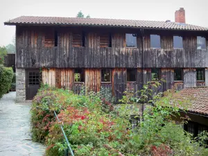 Molino Richard de Bas - El emplazamiento de la fábrica de papel: los edificios que albergan el museo histórico de papel y de la vegetación en la ciudad de Ambert en el Parque Natural Regional Livradois