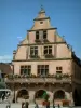 Molsheim - La Metzig (édifice Renaissance à pignons chantournés) avec fenêtres et balcon ornés de fleurs