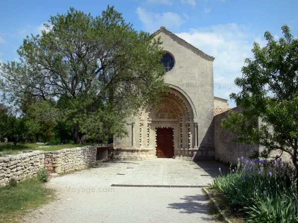 Monastère de Ganagobie - Église romane du monastère bénédictin et allée bordée d'arbres et d'iris (fleurs)