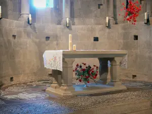 Monastère de Ganagobie - Intérieur de l'église du monastère bénédictin : choeur avec maître-autel et mosaïques médiévales (mosaïque romane)