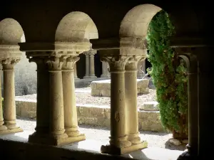 Monastère de Ganagobie - Cloître roman du monastère bénédictin