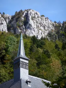 Monastère de la Grande Chartreuse - Correrie de la Grande Chartreuse : clocher de l'église, arbres et parois rocheuses du massif de la Chartreuse (dans le Parc Naturel Régional de Chartreuse) ; sur la commune de Saint-Pierre-de-Chartreuse