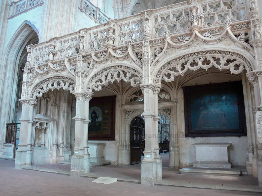 Le monastère royal de Brou - Monastère royal de Brou: Intérieur de l'église de Brou de style gothique flamboyant : jubé et ses dentelles de pierre ; sur la commune de Bourg-en-Bresse