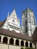 Le monastère royal de Brou - Monastère royal de Brou: Galerie du premier cloître, clocher et façade de l'église ; sur la commune de Bourg-en-Bresse