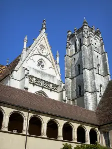 Monastère royal de Brou - Galerie du premier cloître, clocher et façade de l'église ; sur la commune de Bourg-en-Bresse