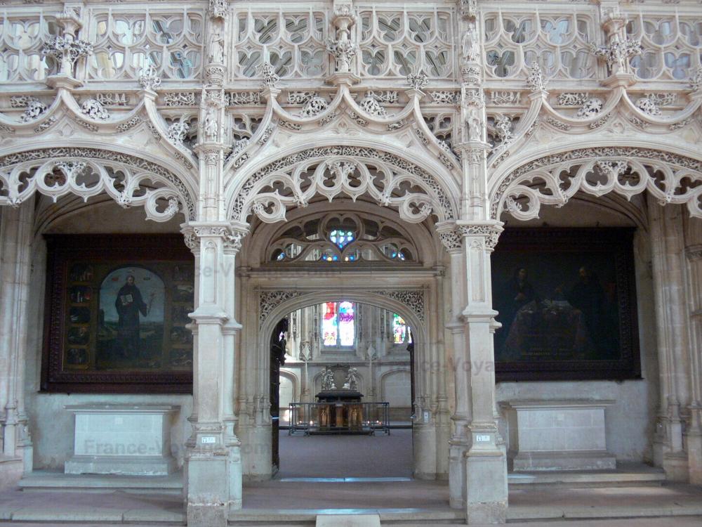 Monastère royal de Brou - Intérieur de l'église de Brou de style gothique flamboyant : jubé et ses dentelles de pierre ; sur la commune de Bourg-en-Bresse