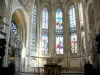 Monastère royal de Brou - Intérieur de l'église de Brou de style gothique flamboyant : vitraux du choeur et tombeau de Philibert le Beau (duc de Savoie) ; sur la commune de Bourg-en-Bresse