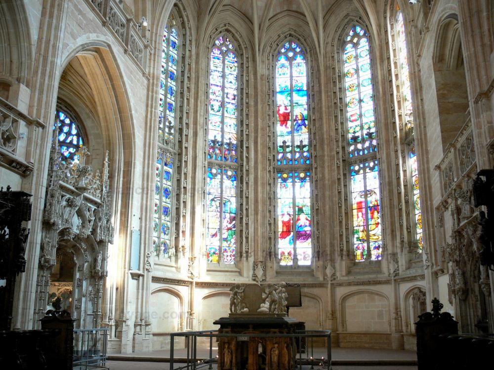 Monastère royal de Brou - Intérieur de l'église de Brou de style gothique flamboyant : vitraux du choeur et tombeau de Philibert le Beau (duc de Savoie) ; sur la commune de Bourg-en-Bresse