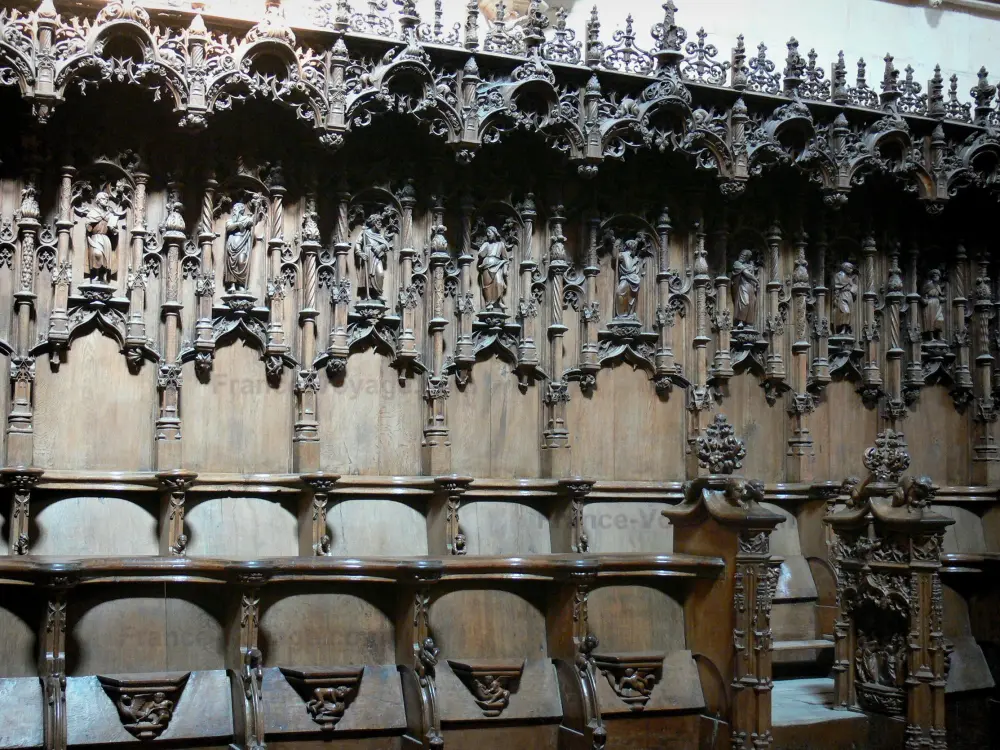 Le monastère royal de Brou - Monastère royal de Brou: Intérieur de l'église de Brou de style gothique flamboyant : stalles en bois (chêne) sculptées ; sur la commune de Bourg-en-Bresse