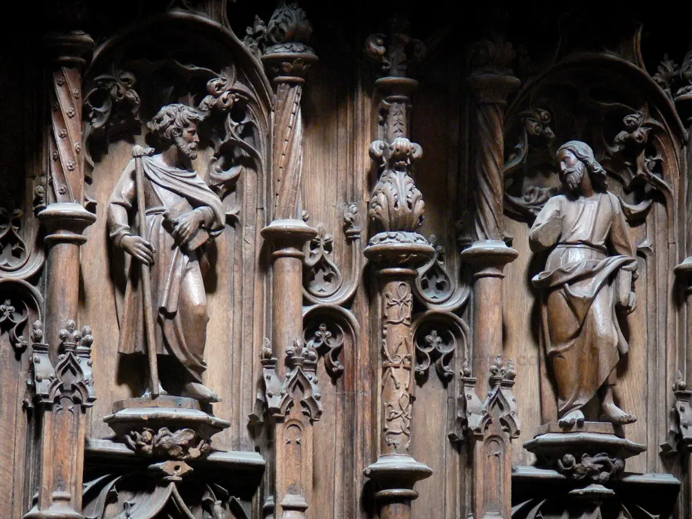 Le monastère royal de Brou - Monastère royal de Brou: Intérieur de l'église de Brou de style gothique flamboyant : détail sculpté des stalles en bois (chêne) ; sur la commune de Bourg-en-Bresse