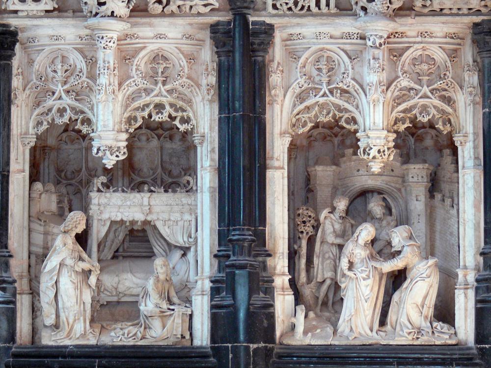 Monastère royal de Brou - Intérieur de l'église de Brou de style gothique flamboyant : chapelle de Marguerite d'Autriche : sculptures du retable des Sept Joies de la Vierge (Annonciation et Visitation)