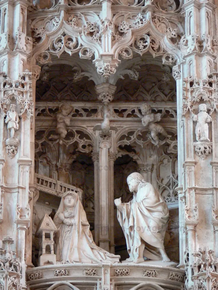 Le monastère royal de Brou - Monastère royal de Brou: Intérieur de l'église de Brou de style gothique flamboyant : chapelle de Marguerite d'Autriche : sculptures du retable des Sept Joies de la Vierge (Apparition du Christ à la Vierge)