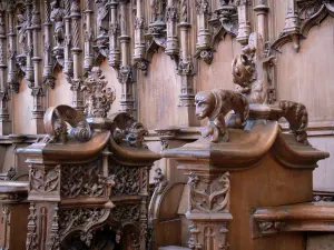 Monastère royal de Brou - Intérieur de l'église de Brou de style gothique flamboyant : sculptures des stalles en bois (chêne)