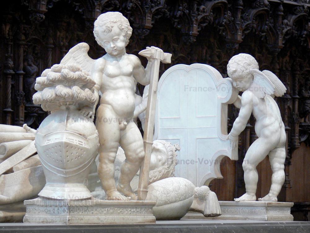 Monastère royal de Brou - Intérieur de l'église de Brou de style gothique flamboyant : gisant du tombeau de Philibert le Beau (duc de Savoie) entouré d'anges