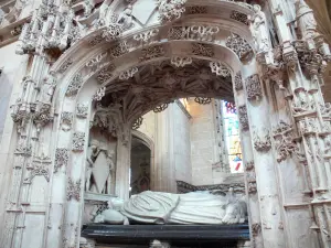 Monastère royal de Brou - Intérieur de l'église de Brou de style gothique flamboyant : tombeau de Marguerite d'Autriche surmonté d'un baldaquin de pierre