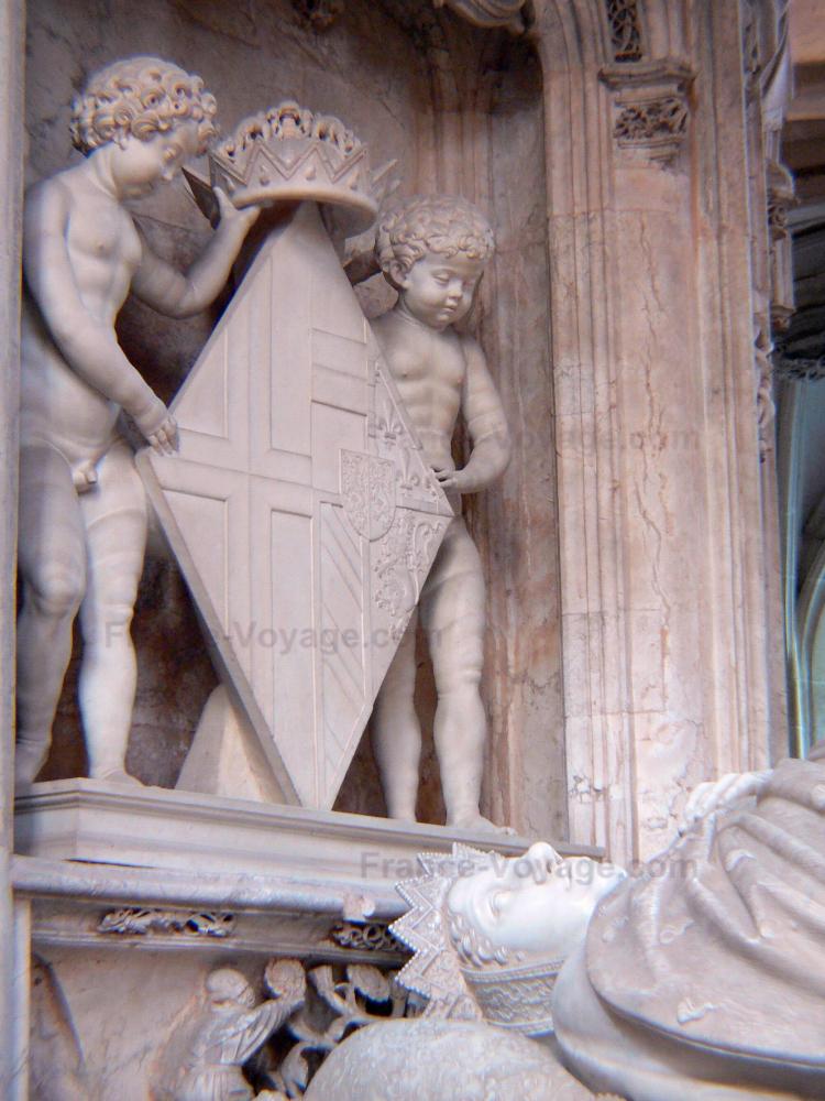 Monastère royal de Brou - Intérieur de l'église de Brou de style gothique flamboyant : gisant du tombeau de Marguerite d'Autriche