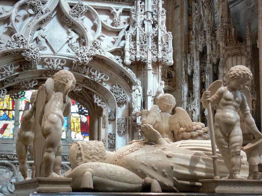 Monastère royal de Brou - Intérieur de l'église de Brou de style gothique flamboyant : gisant du tombeau de Philibert le Beau (duc de Savoie) entouré d'anges