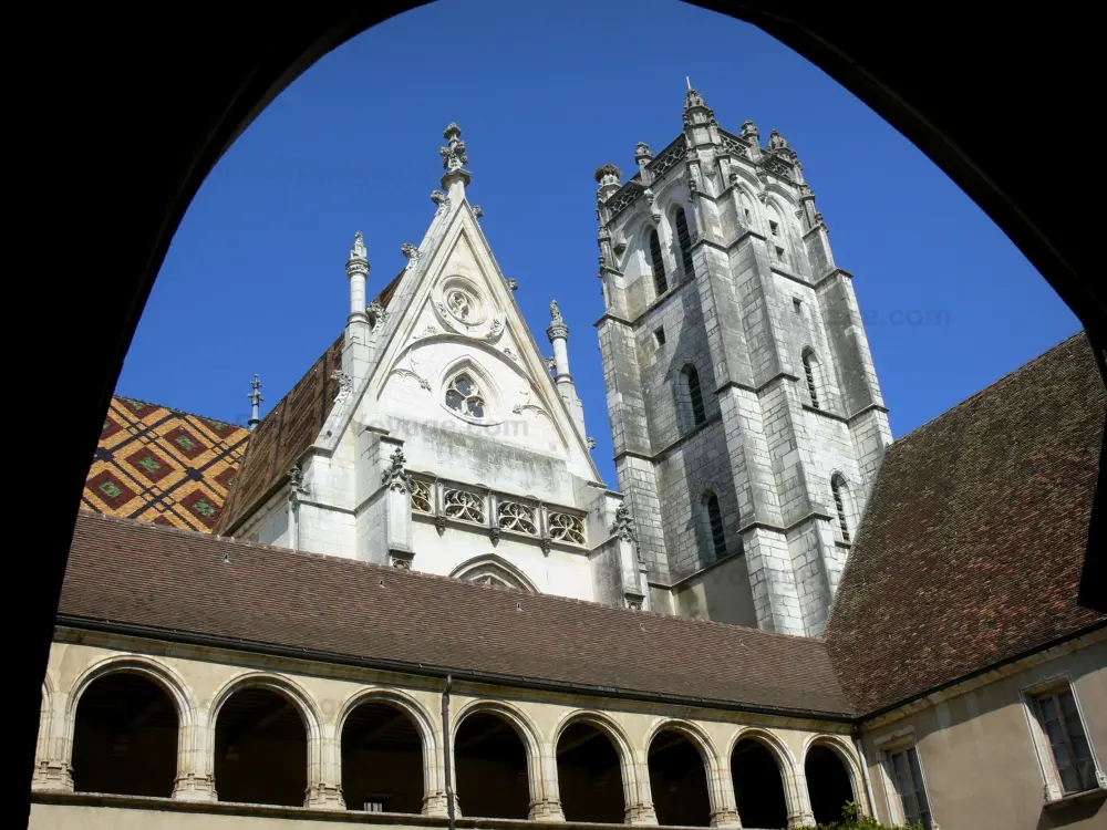 Le monastère royal de Brou - Monastère royal de Brou: Galerie du premier cloître, clocher et façade de l'église